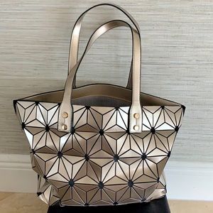 ISABELLE GEOMETRIC LATTICE TOP HANDLE